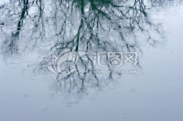 雨水打在湖面上