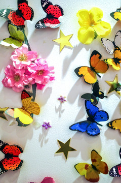 装饰在墙上的花朵蝴蝶