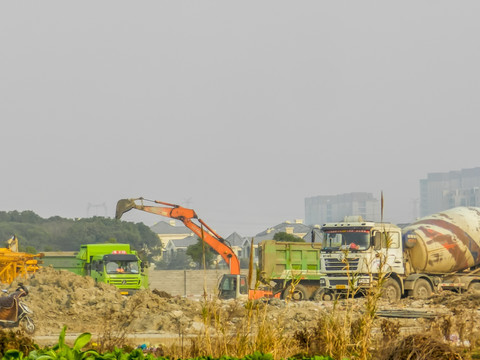 挖机 土方车车队 建筑工地