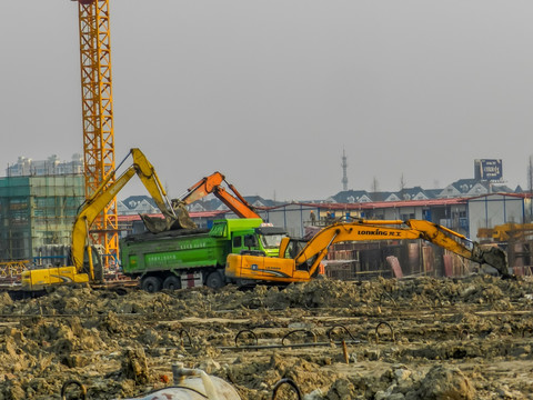 挖机 土方车车队 建筑工地