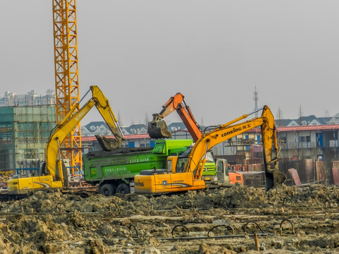 挖机 土方车车队 建筑工地