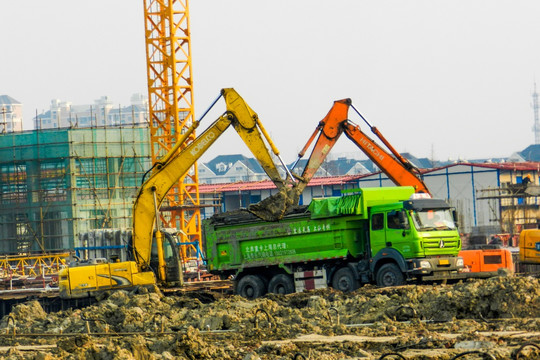 挖机 土方车车队 建筑工地