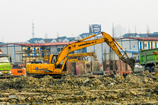 挖机 土方车车队 建筑工地