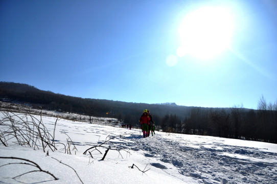 雪地上的户外登山者