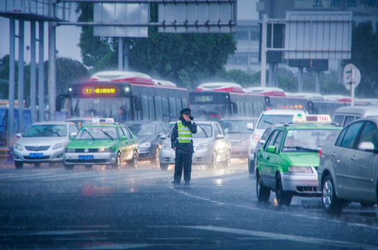 交警 雨中执勤