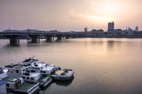 金华兰溪兰江大桥快艇夕阳全景