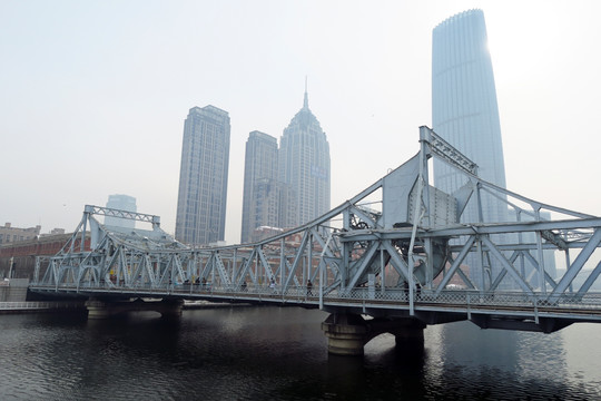 雾霾中的天津城 解放桥