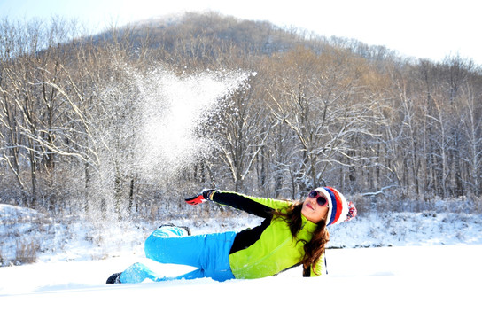 雪中扬雪的女人