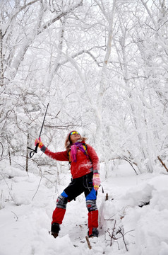 在雪地里的户外登山美女