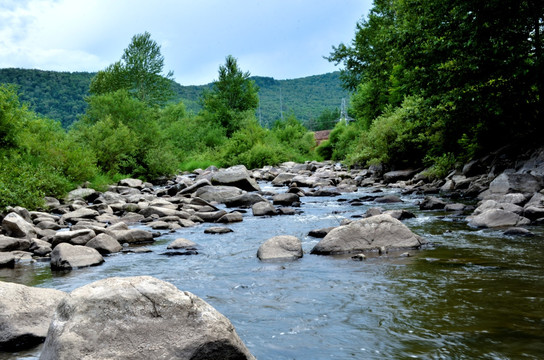 远山河流