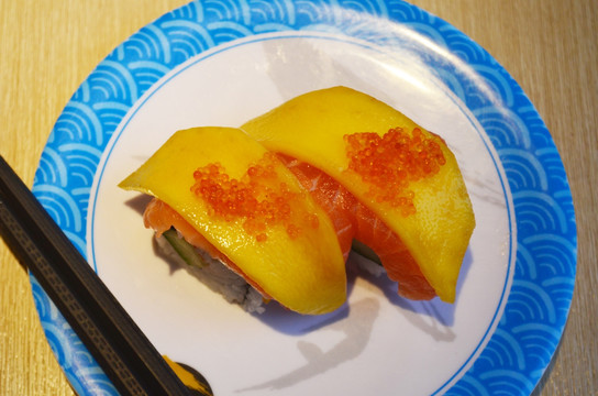 鱼籽芒果三文鱼寿司