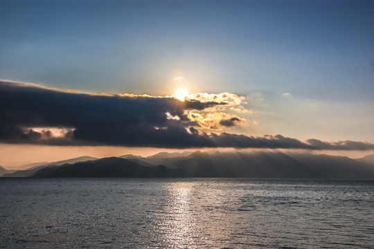 抚仙湖日出