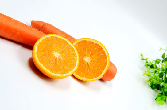 白色背景上的胡萝卜和橙子