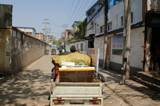 走街串巷回收家电的三轮车