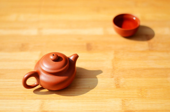竹板上的紫砂壶 茶文化
