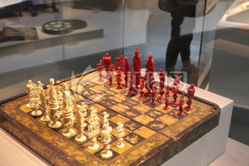 博弈对阵象牙人物纹国际象棋盘