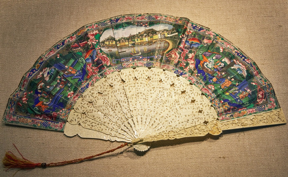 广州十三行贸易清象牙雕彩绘折扇