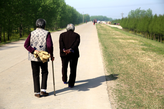 乡村老人 老姐妹 背影