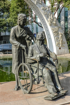 护士病人雕塑 推轮椅雕塑