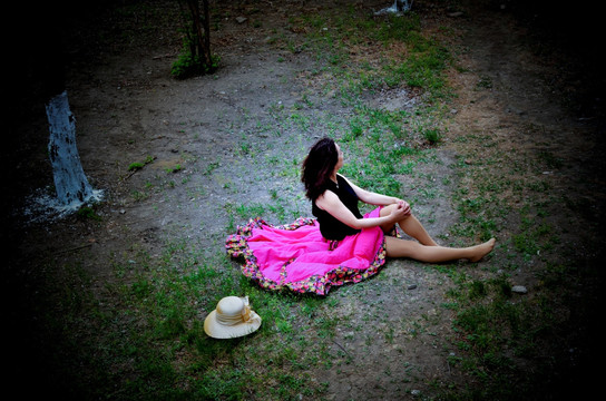 女人坐在草地上远望