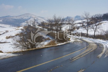 雪后的公路
