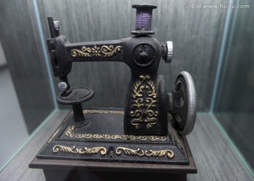 古老的缝纫机模型