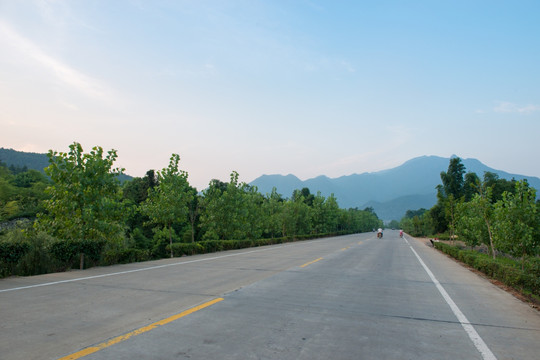 山脚下笔直道路