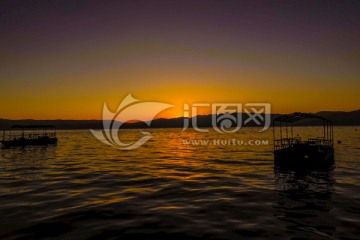 日落高原湖泊