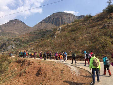 春天组团徒步登山踏青活动