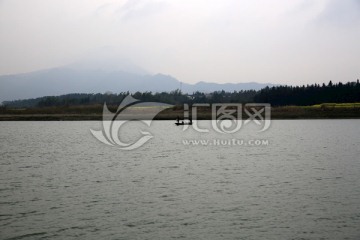 水岸油菜花远眺