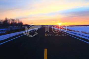 雪原公路夕阳
