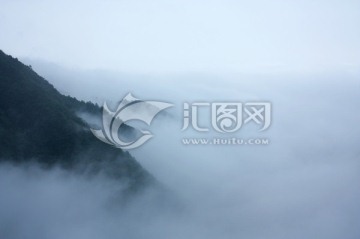 高山浓雾山顶白云