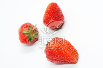 白色背景上的草莓