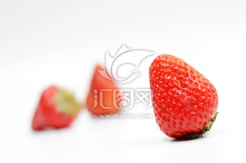 白色背景上的新鲜草莓