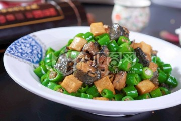 青椒烧乌鸡