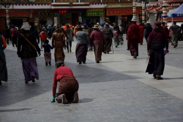 大昭寺广场磕长头的人