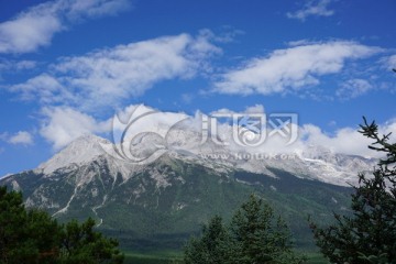 蓝天雪山