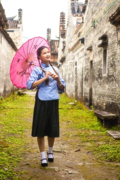 乡村打伞的民国女学生