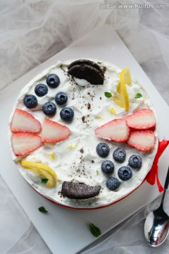 草莓蓝莓生日蛋糕