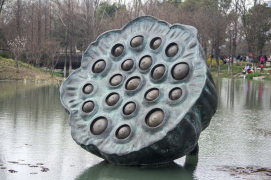 公园湖里的巨型莲蓬景观雕塑