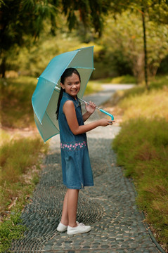 小女孩拿着伞