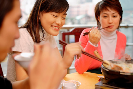 在餐馆里吃饭的朋友们