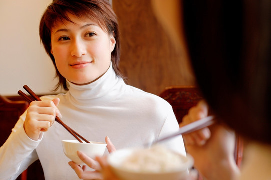 在中国餐馆吃饭的年轻妇女