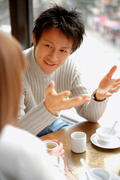 年轻人在咖啡馆聊天