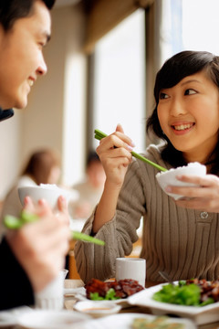 商务男女在餐馆吃饭