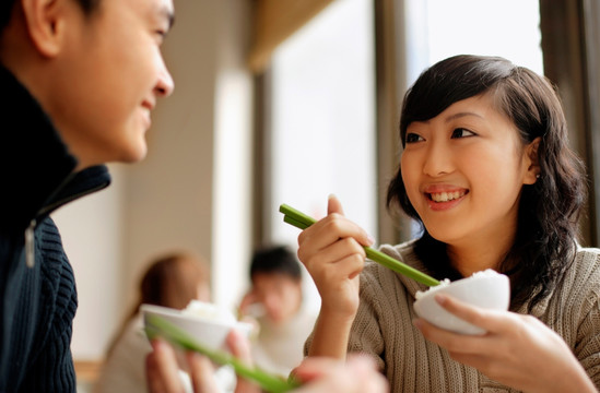 商务男女在餐馆吃饭