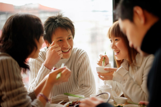 商务男女在餐馆吃饭