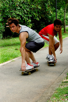 两人玩滑板