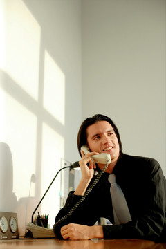 微笑着打电话的商务男人