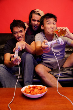 三个年轻人带着电子游戏